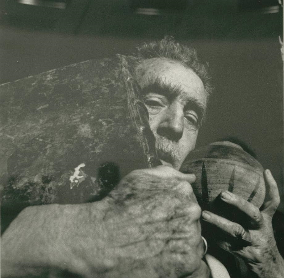 Julio de 1974. El Marqués de Lozoya retratado por Alberto Schommer. Publicado en el suplemento de ABC como «La foto Psicológica de Alberto Schommer»