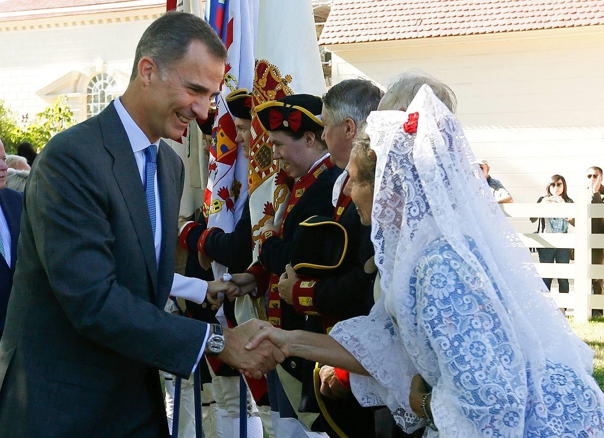 Don Felipe tiende la mano a una mujer ataviada con un traje de época
