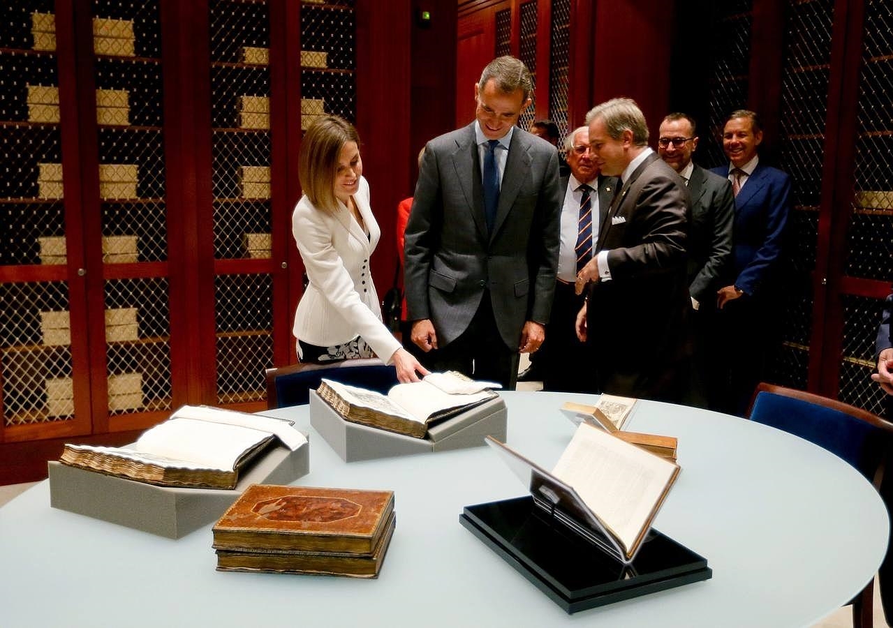Los Reyes observan una de las obras expuestas en la Biblioteca Nacional Fred W. Smith para el Estudio de George Washington