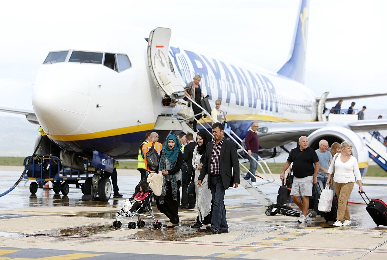La primera nave del vuelo regular ha aterrizado hacia las 10.25 horas de este martes en el aeropuerto de Castellón, procedente de Londres