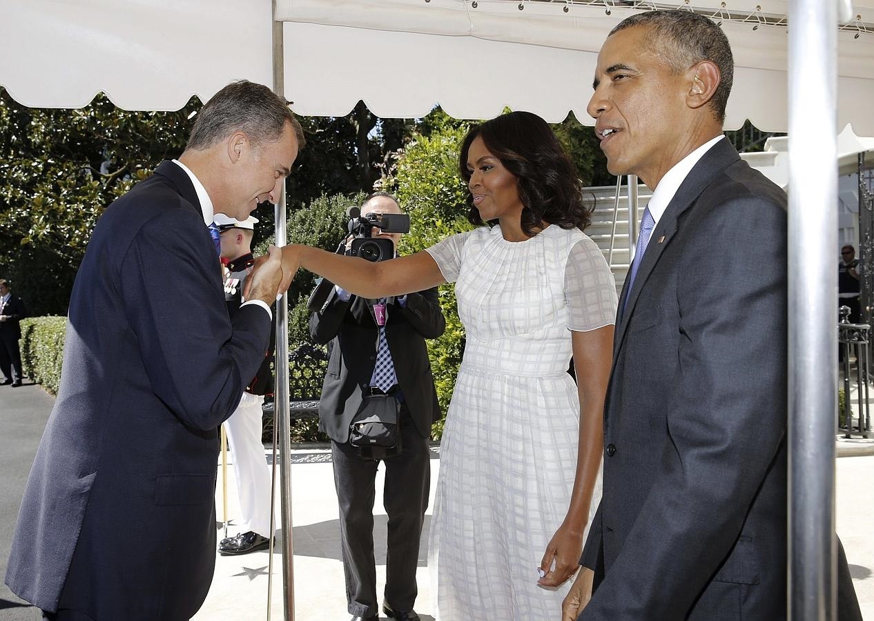 Don Felipe saluda a la primera dama, Michelle Obama, con un gesto galante