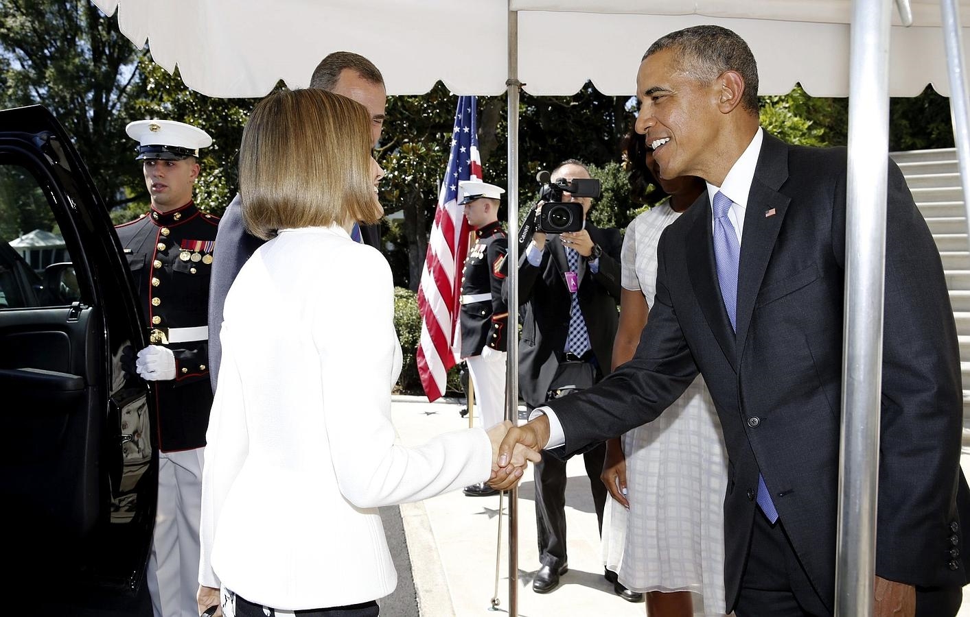 Doña Letizia recibe un saludo de Barack Obama al llegar a la Casa Blanca 