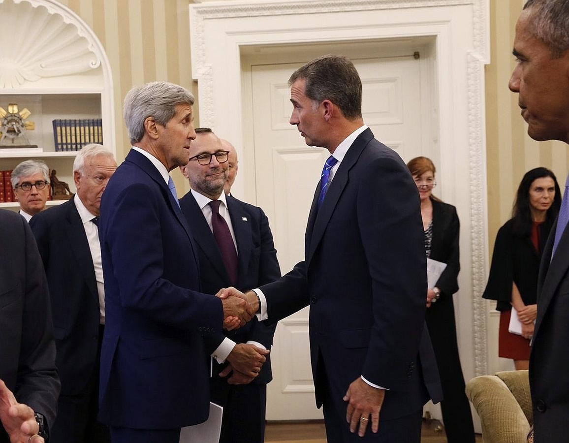 Felipe VI es saludado por el secretario de Estado de Estados Unidos, John Kerry