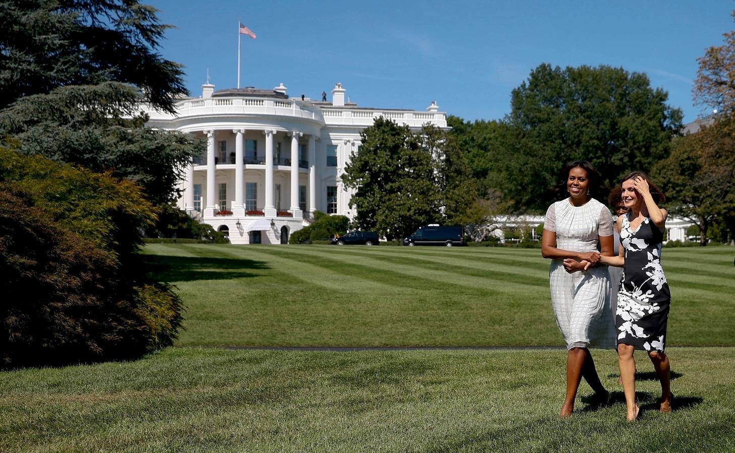 Michelle Obama mostró a Doña Letizia el huerto de cien metros cuadrados donde, por iniciativa suya, se cultivan lechugas, tomates, espinacas, orégano y guisantes. 