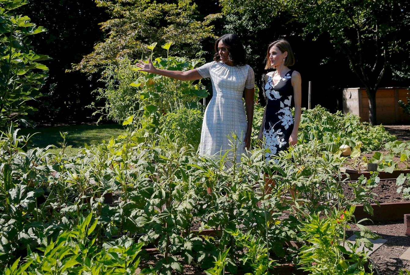 Obama y la Reina recorrieron el jardin en tacones negro, de Prada, un calzado complicado para esa superficie 