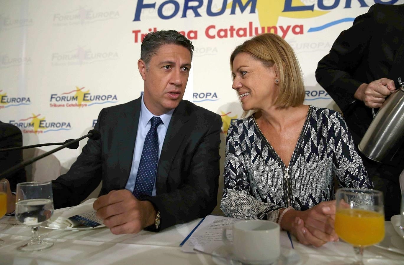 El candidato del PPC a la Generalitat, Xavier García Albiol, y la secretaria general del PP, María Dolores de Cospedal, antes de su participación en el desayuno informativo