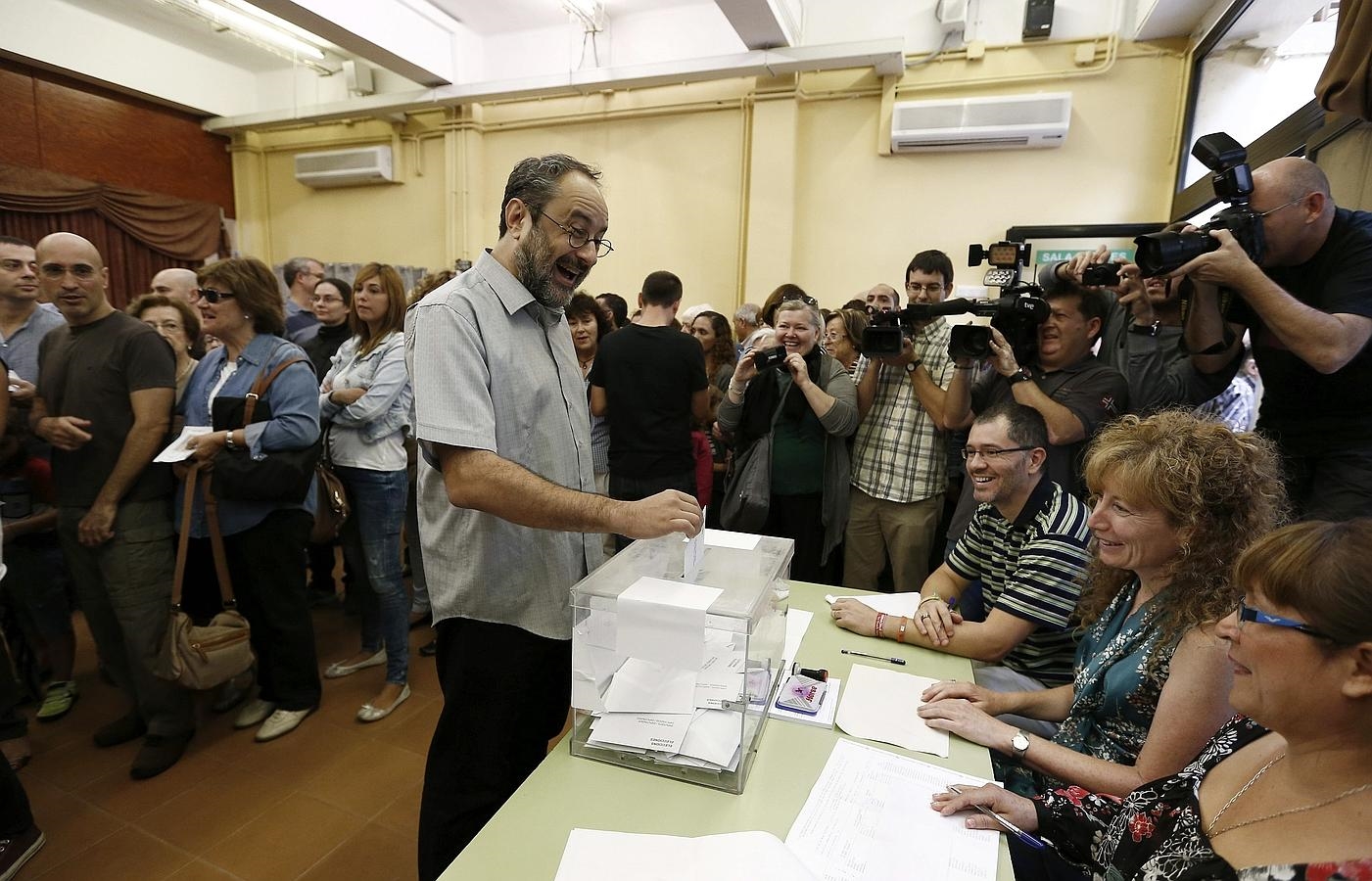 Antonio Baños vota con fervor en su colegio