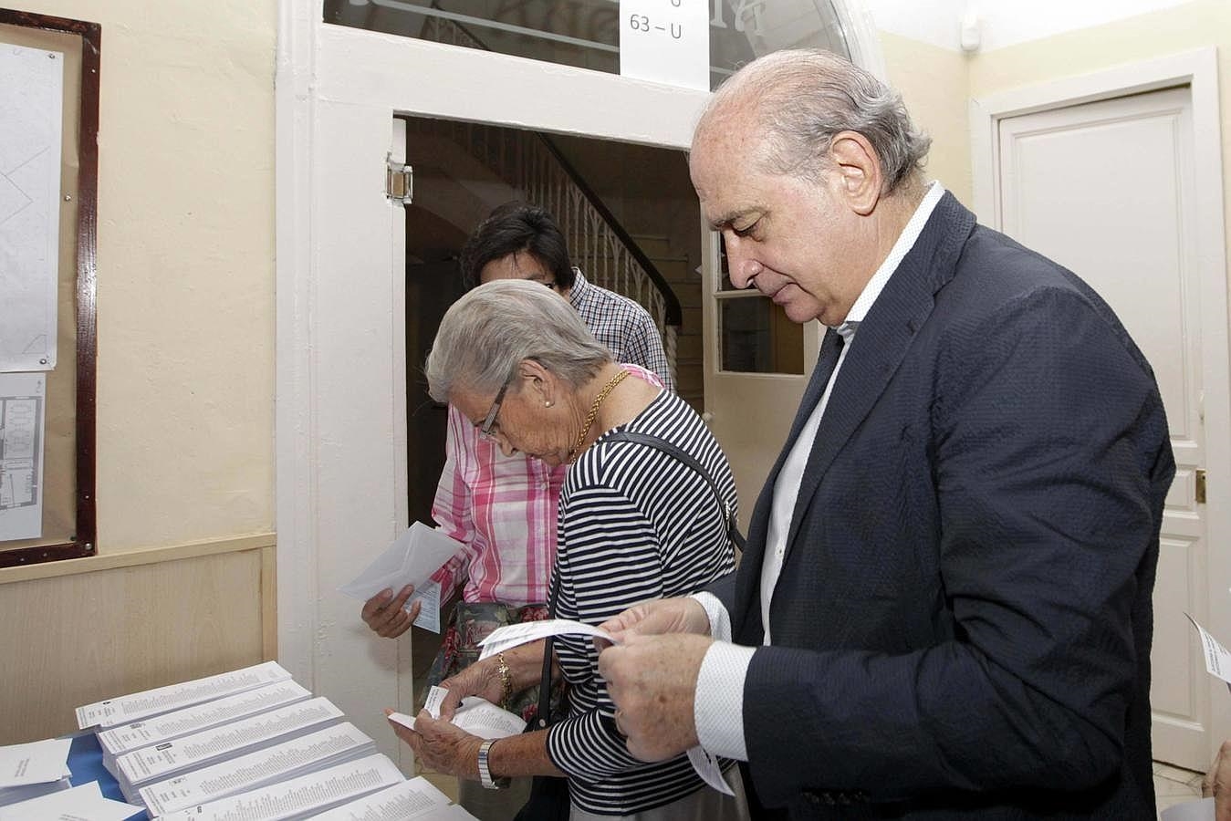 El ministro del Interior Jorge Fernández Díaz vota