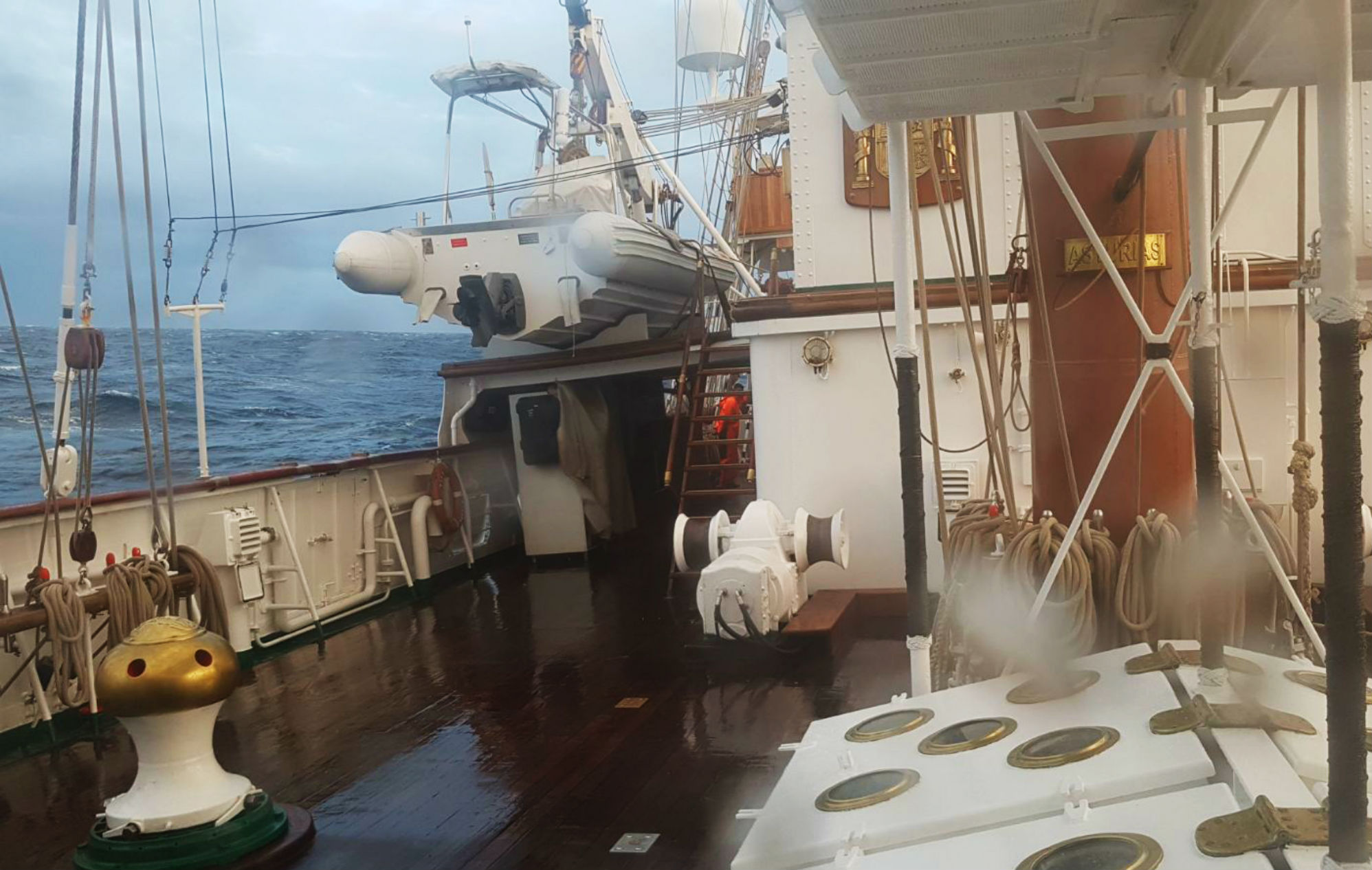 El Juan Sebastián de Elcano adelanta su salida de Las Palmas