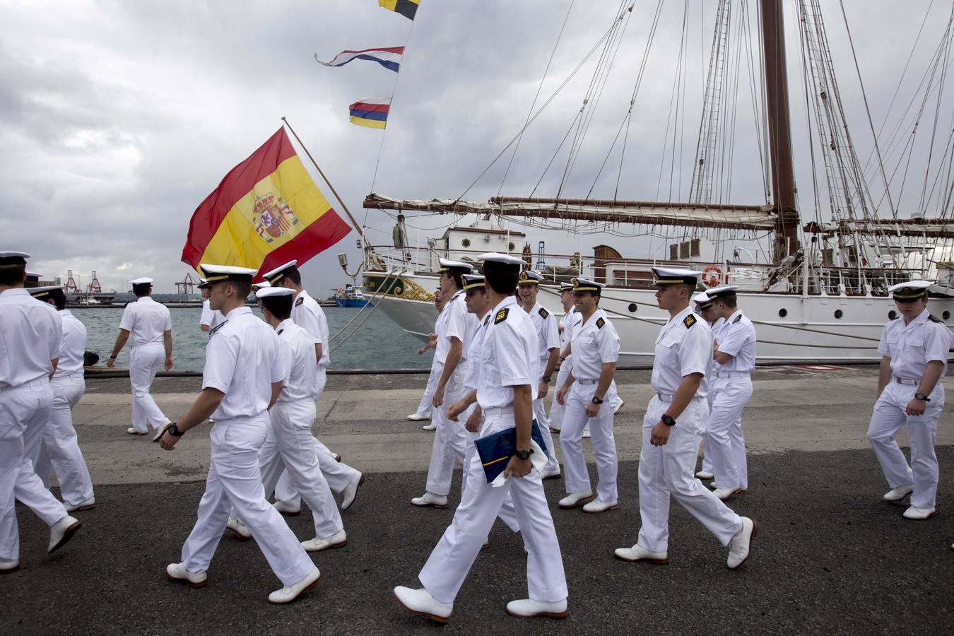 Las Palmas abraza al Juan Sebastián de Elcano