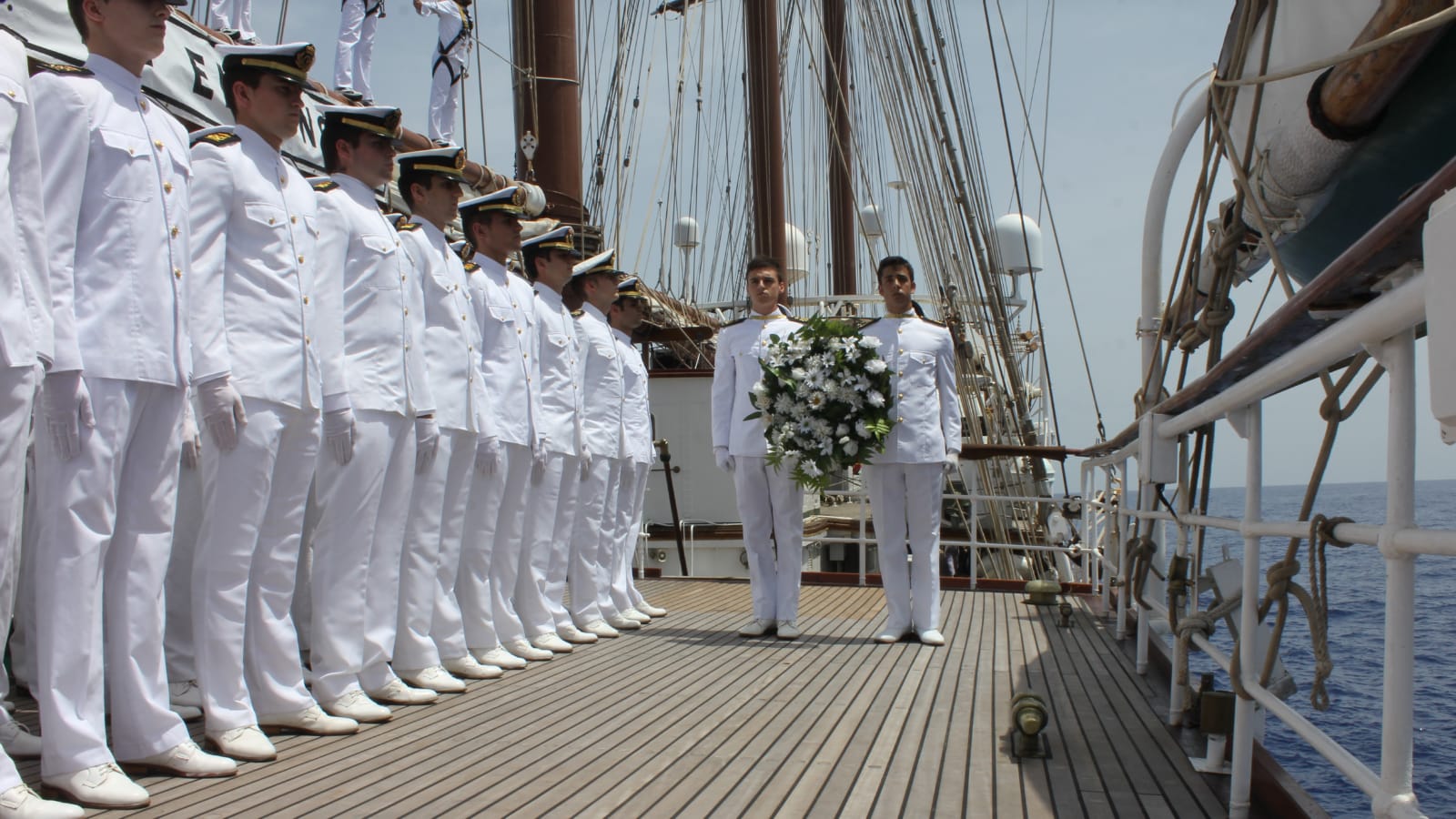 En honor a los hombres que sirvieron al mando del almirante Cervera