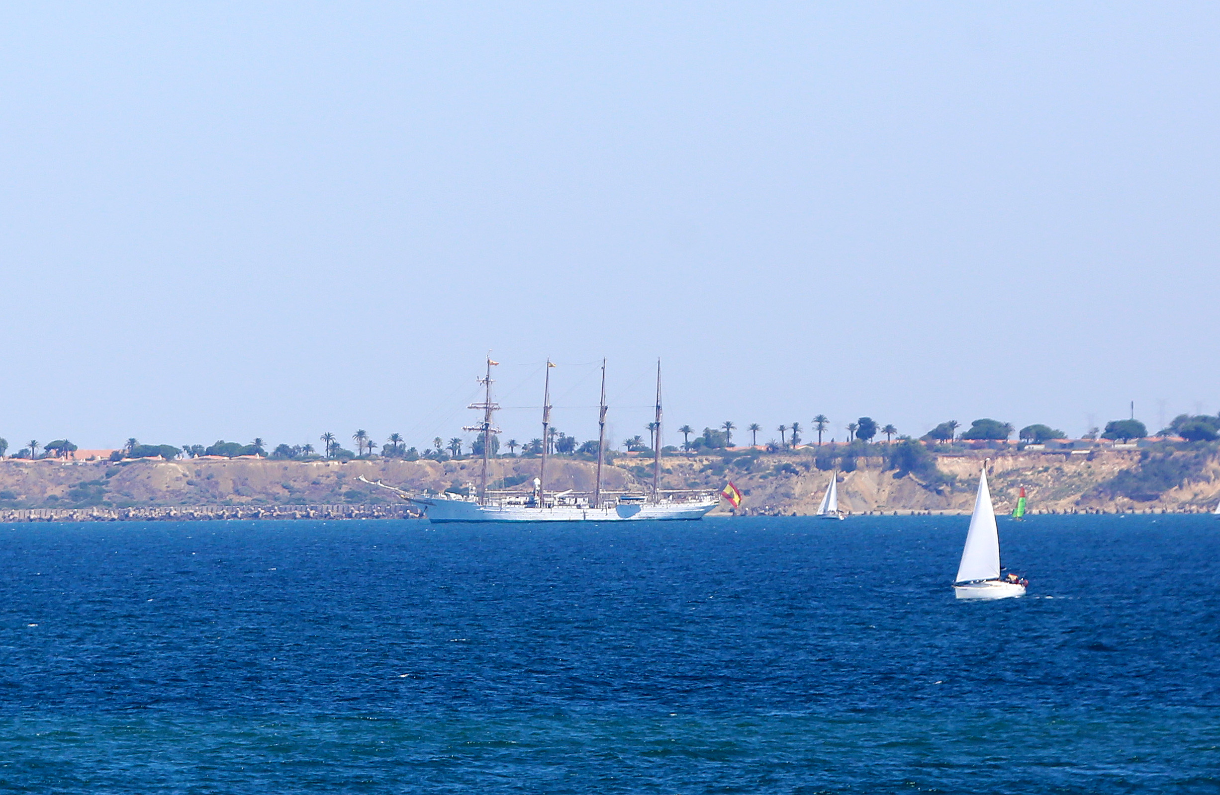 El Juan Sebastián de Elcano ya está fondeado en la Bahía