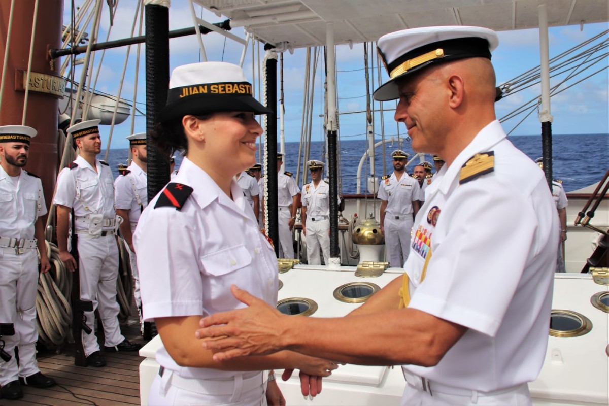 El comandante del Elcano impone la Medalla del Mérito Naval a la marinero Cristina Moreno.  Foto: Armada Española