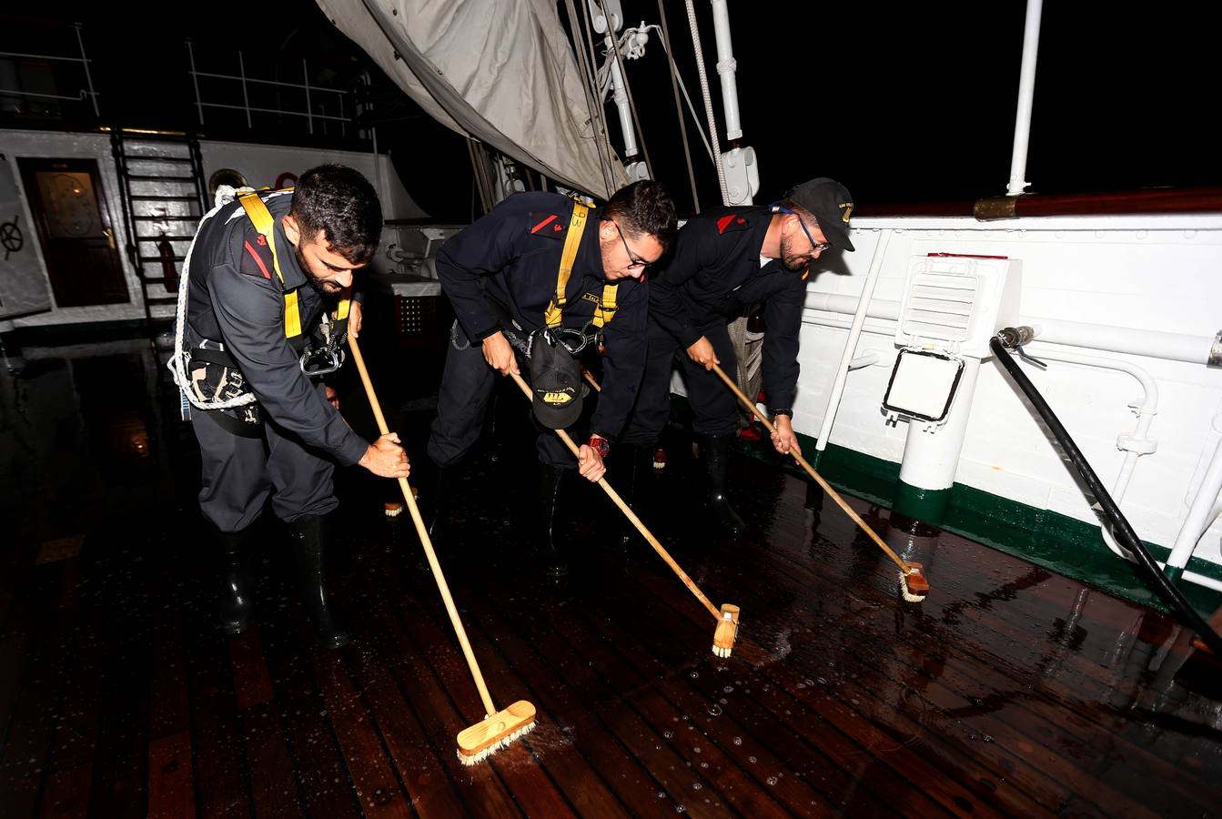 ¿Cómo se baldea la cubierta del Juan Sebastián de Elcano?